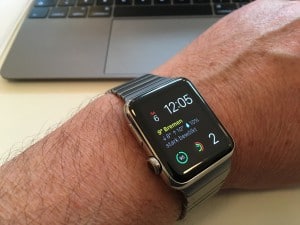 Uhr an Handgelenk